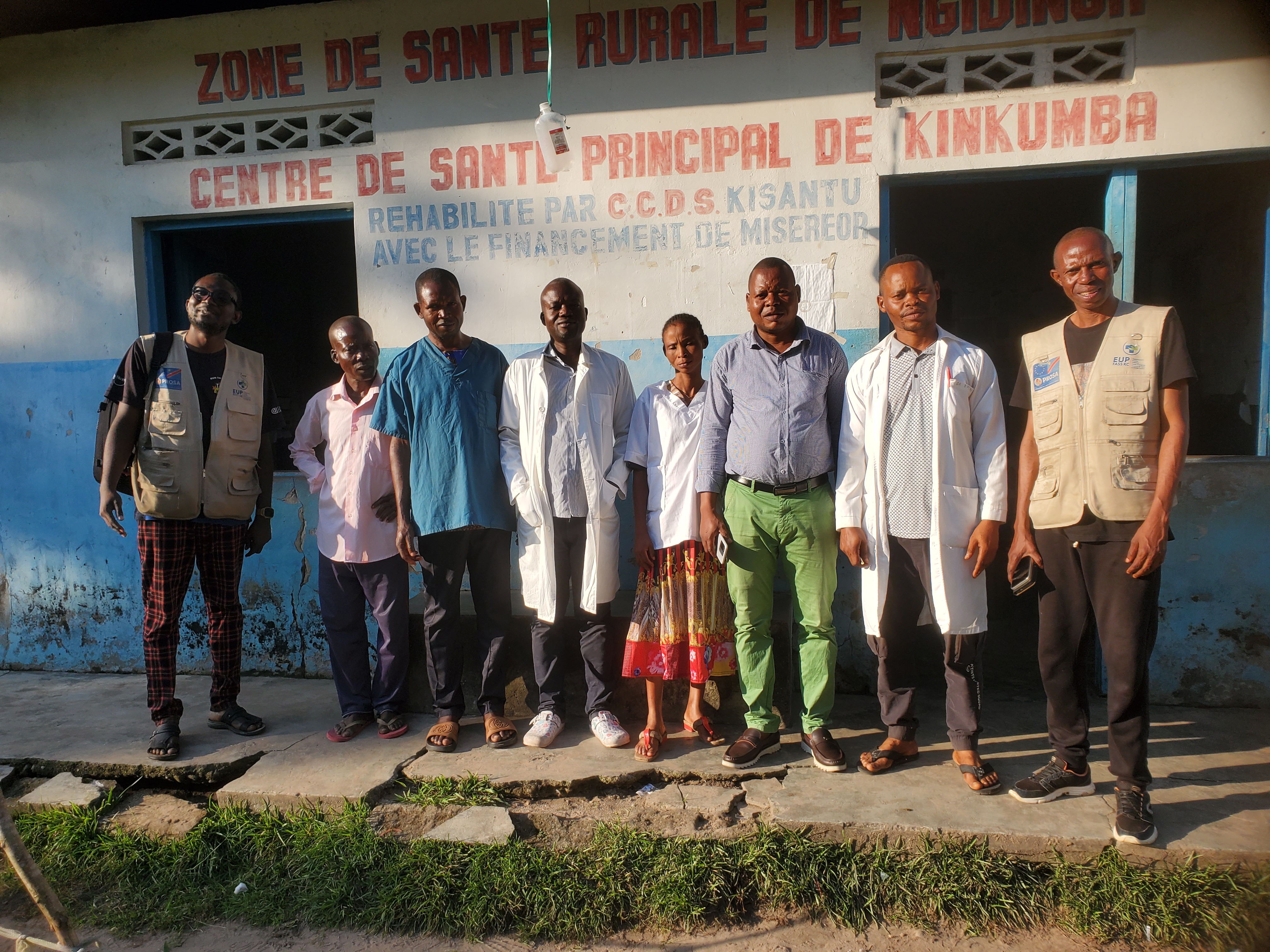 Équipe devant le centre de santé de Kinkumba
